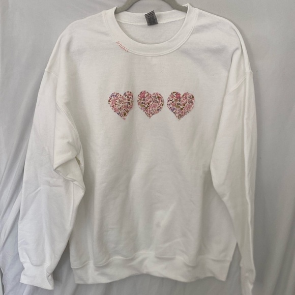custom floral three heart crewneck/ sweatshirt white Gildan sz large - Picture 1 of 5